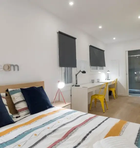 Alluring double ensuite bedroom in a 5-bedroom apartment near Mercat Nou metro station