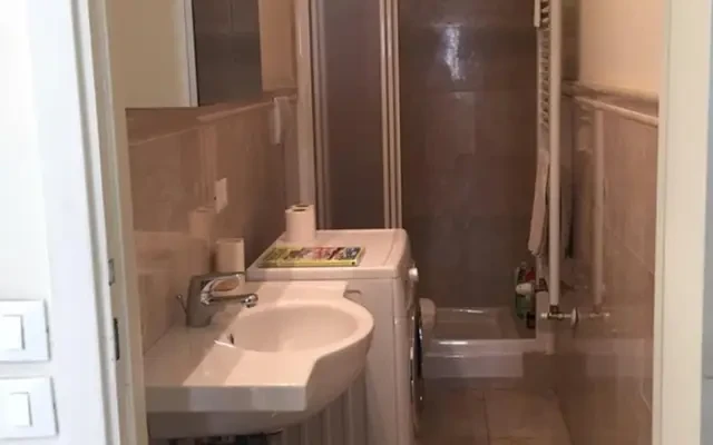Bright private room with balcony in elegant Milan apartment - Milan student accommodation - Single bedroom