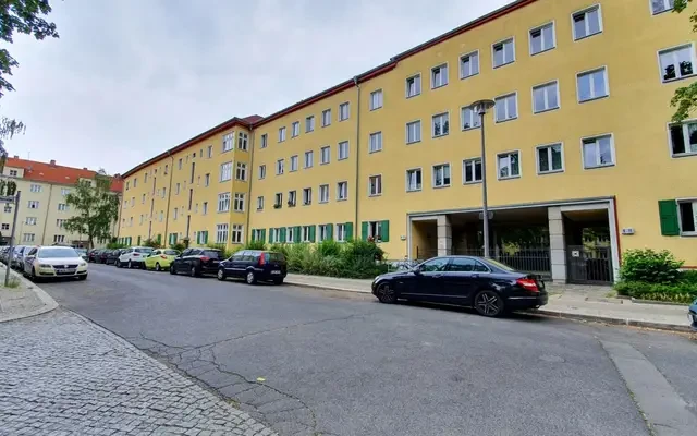 Single bed in a twin bedroom, in a 2-bedroom apartment near Prenzlauer Allee transport station 0