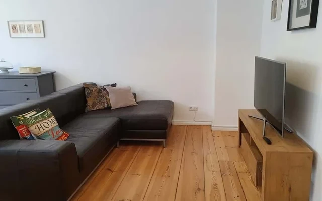 Madita - grosse Altbau-Wohnung mit 2 Schlafzimmern im schoenen Wedding 2