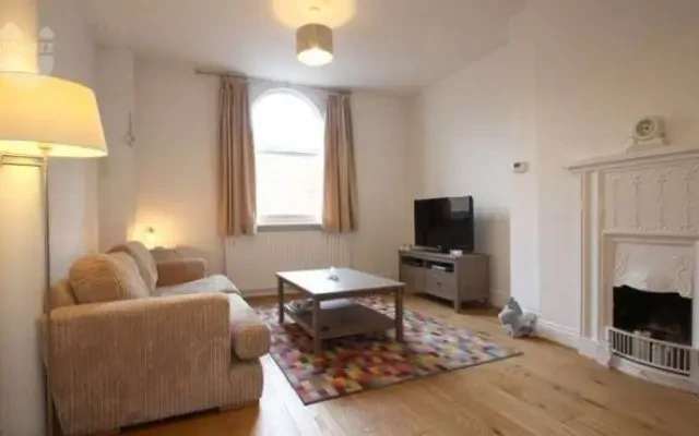 Exquisite one-bedroom apartment near Oxford House 0