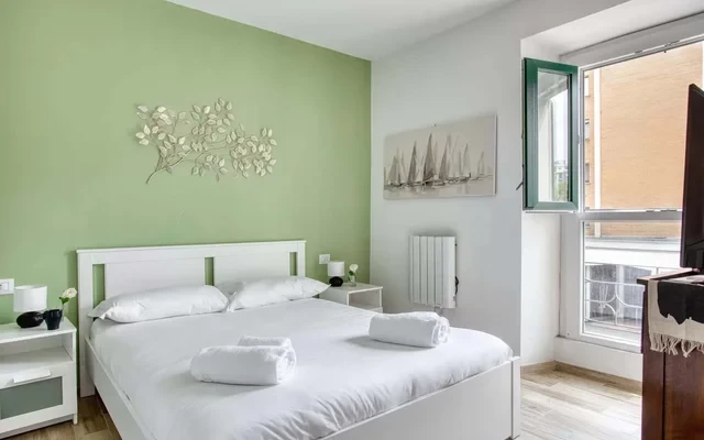 Lively 1-bed flat near city centre 2