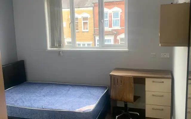 Shared Place·8B8B···181 Tiverton Rd 1