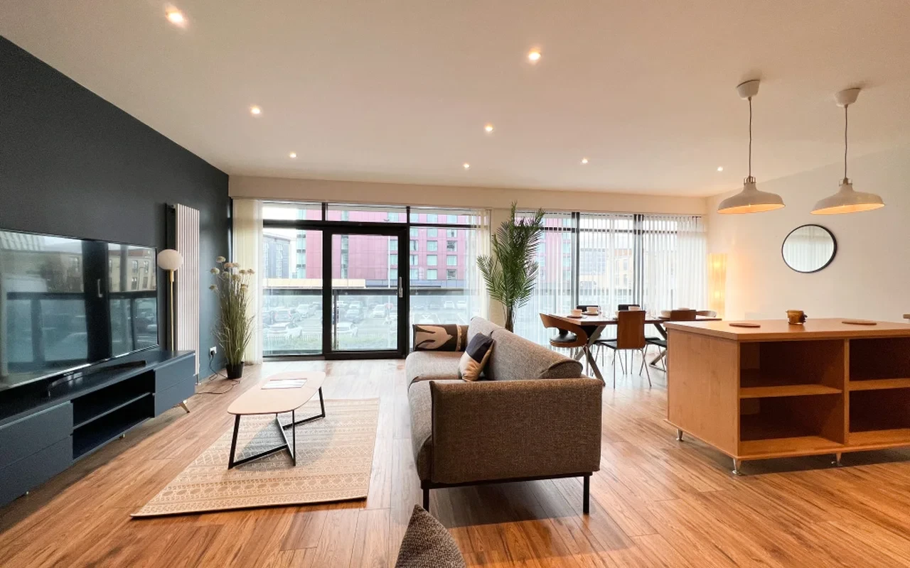 Lovely Spacious 2 bed Apartment with Hydro Views 3