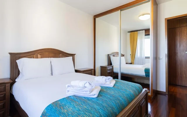 Spacious 3-Bedroom Apartment on Rua Alfredo Keil, Porto 1
