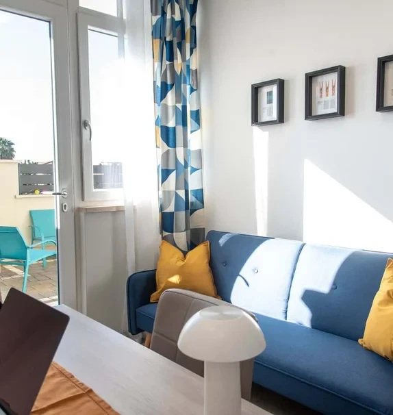 COZY APARTMENT (up to 4) with separated LIVING AREA (or second room) and PVT GARDEN, 15 min to ROME-DOWNTOWN #R9