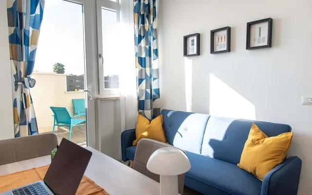 COZY APARTMENT (up to 4) with separated LIVING AREA (or second room) and PVT GARDEN, 15 min to ROME-DOWNTOWN #R9 0