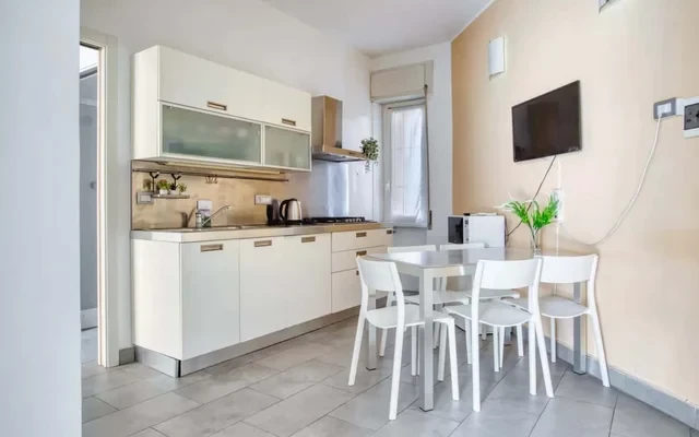 Large 3-bed apt w/ balconies&desks 1
