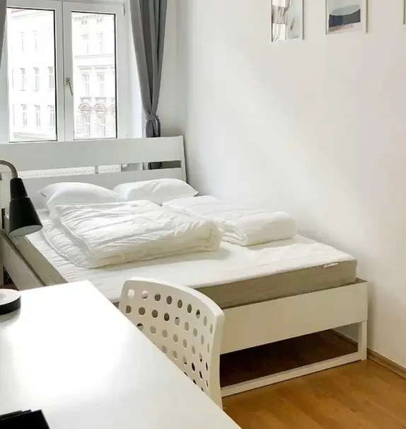 Bright double bedroom near the University of Music and Performing Arts