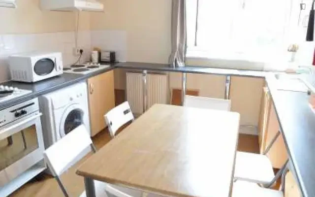 Bright double bedroom in a 9-bedroom flat, near Kilburn tube station 1