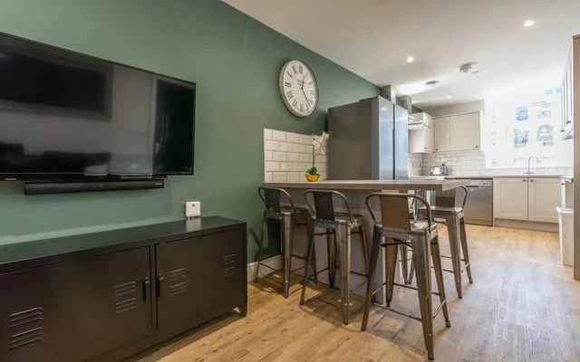 Flat 2, 124 Walter Road 1