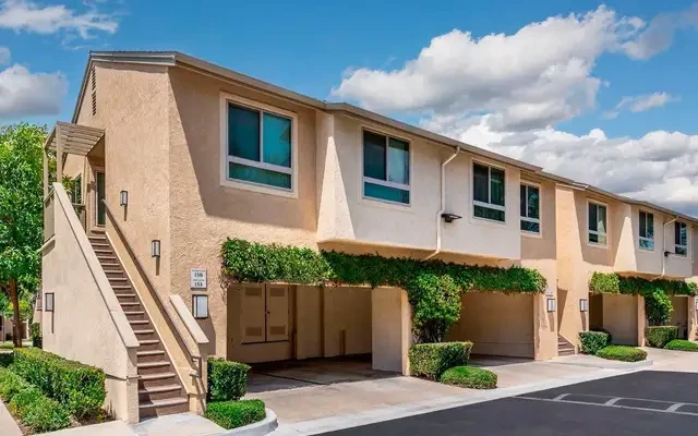 Woodbridge Villas - Irvine student accommodation