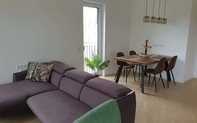 Danny - grosse Neubau-Wohnung mit Panorama Fenster 0