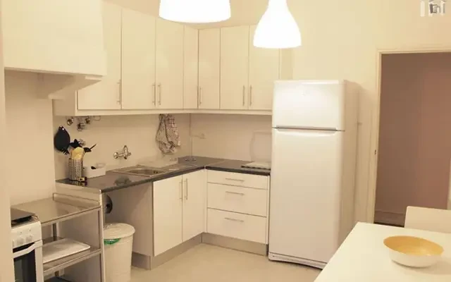 Attractive single bedroom near Alameda metro station – Studentenunterkunft in Lissabon – Single bedroom