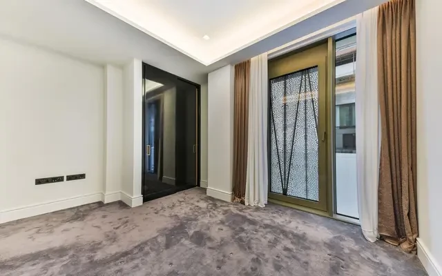 Belvedere Road, London, SE1 7AF 4