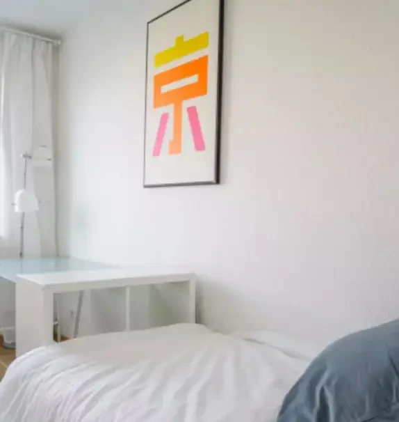 Lovely single bedroom in 4-bedroom apartment
