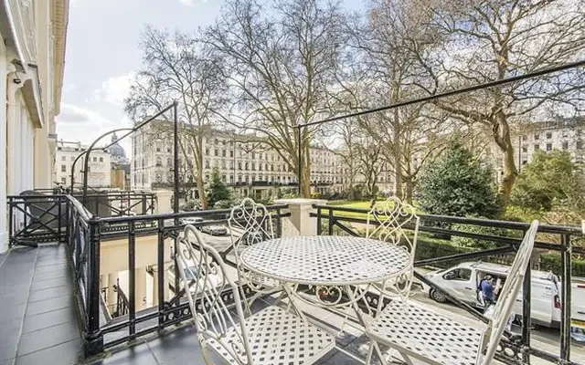 Ennismore Gardens, London, SW7 1AJ 2