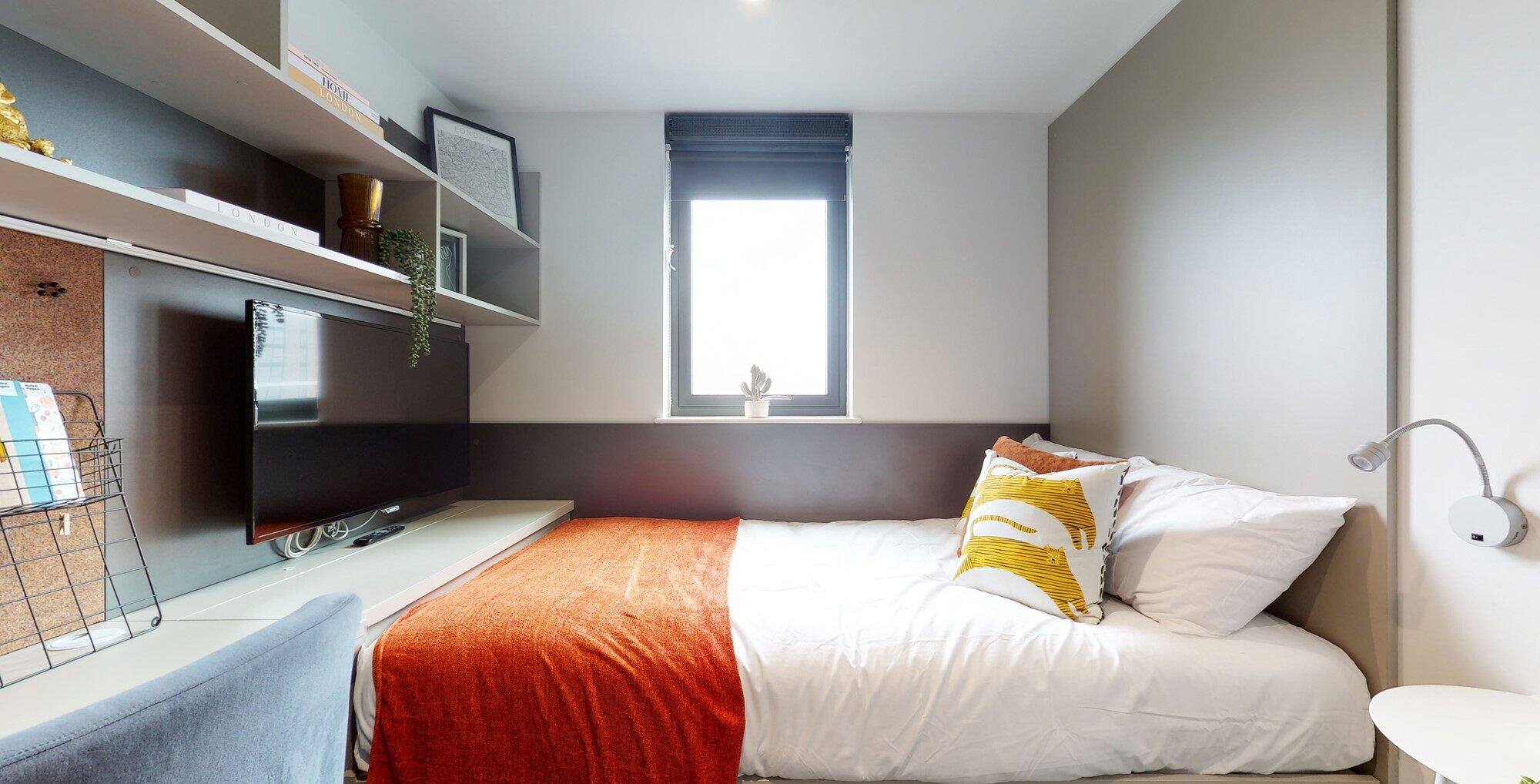Lit Ealing Residence