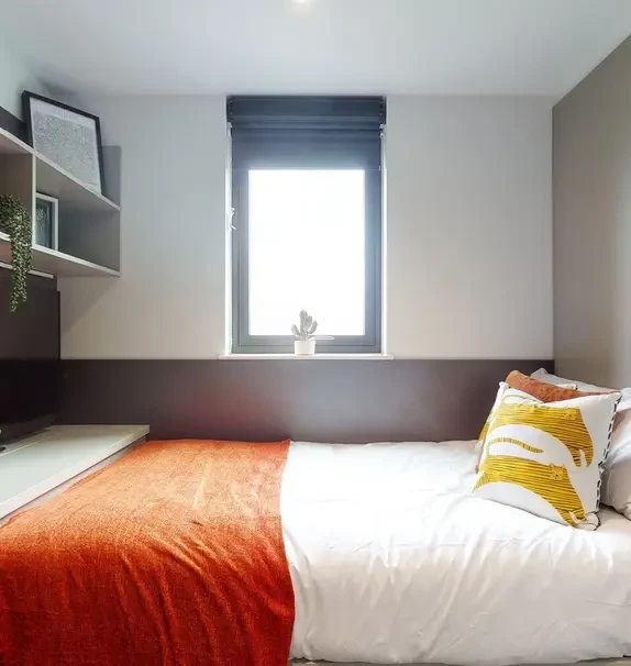 Lit Ealing Residence
