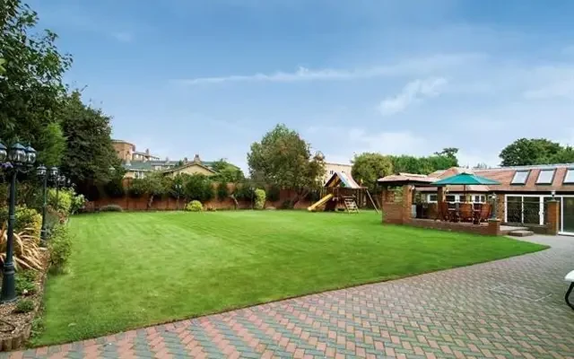 Grove Park Gardens, London, W4 3RY 1