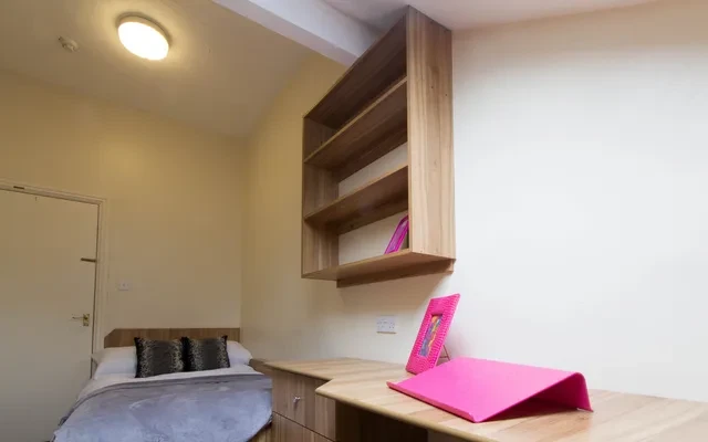Flat 10, 223 Hyde Park Road 1