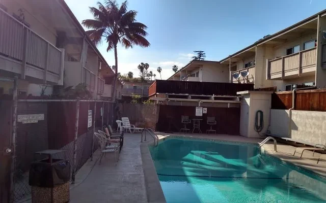 66 Ocean View Avenue - Santa Barbara student accommodation - Swimming pool