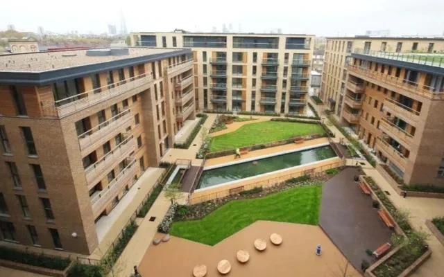 LH-Surrey Quays Road 0