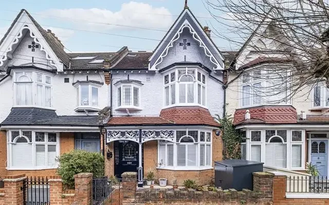 Chatsworth Avenue, London, SW20 8JZ 0