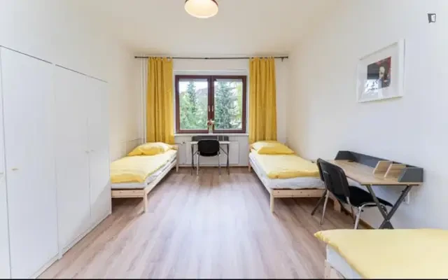 Bed in a large triple bedroom, near Tempelhofer Feld 1