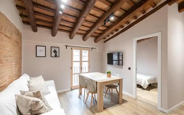 Luminous 3-bedroom apartment close to La Rambla 4