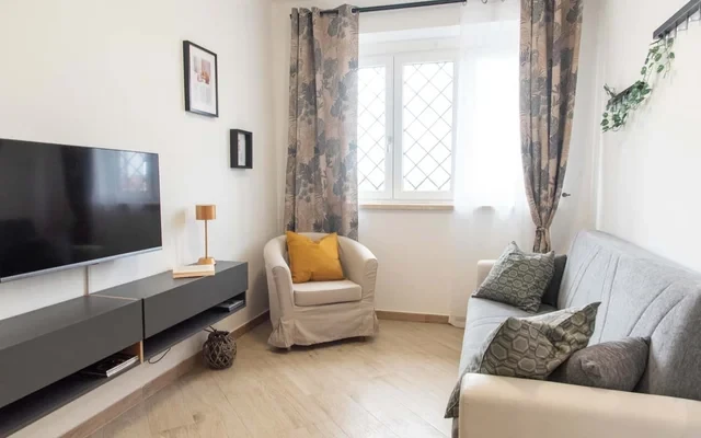 STUDIO APARTMENT (up to 4) with LIVING AREA, 15 min to DOWNTOWN #R15 2