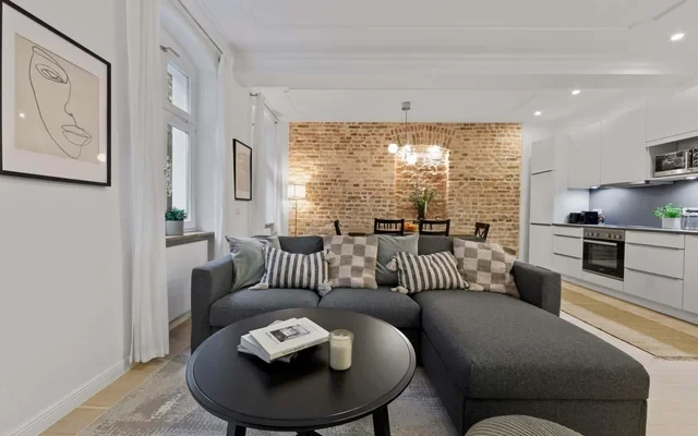 Luxurious, freshly renovated 4 room apartment in Prenzlauer Berg in the heart of Berlin. 1
