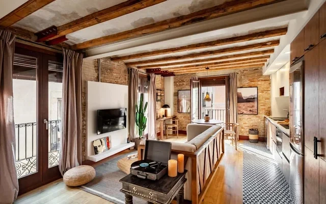 Shan - 1 bedroom and balcony in El Born 0