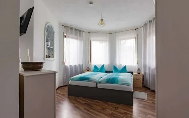 Geschmackvolle und geraeumige Wohnung mit drei Zimmern sowie Balkon und Einbaukuche in Friedrichshafen 3