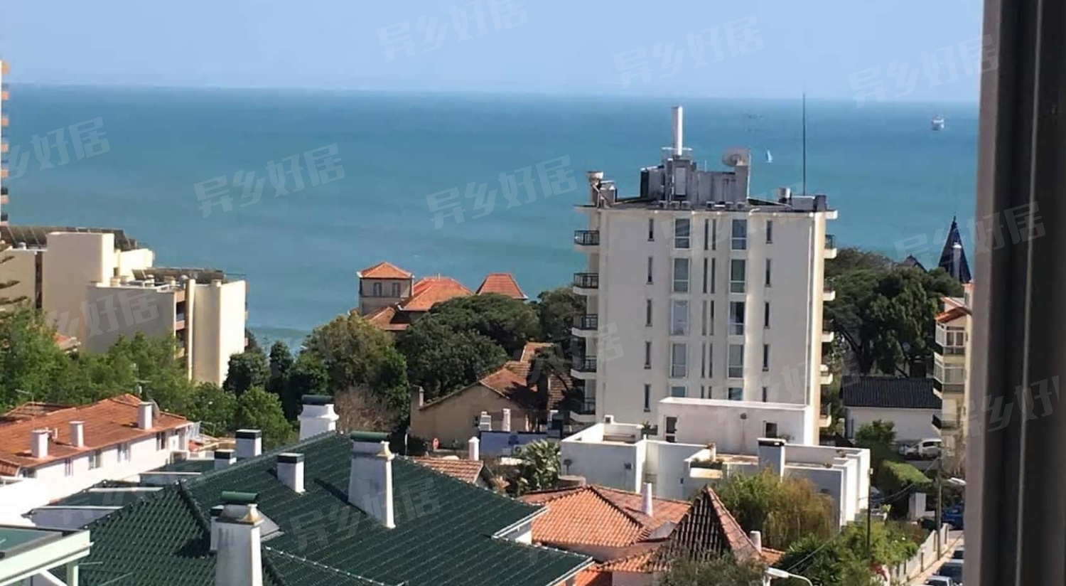 Modern 2-bedroom flat with sea view in Estoril