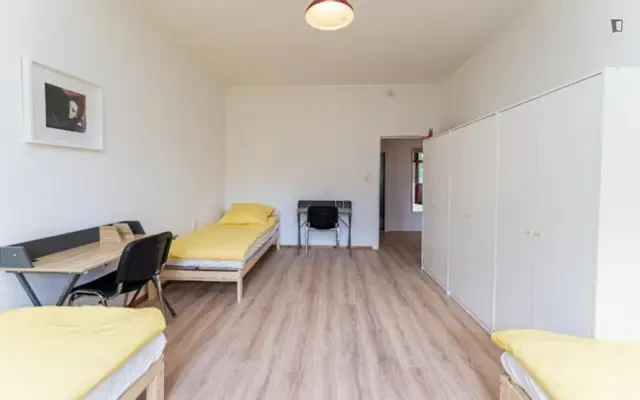 Bed in a large triple bedroom, near Tempelhofer Feld 2