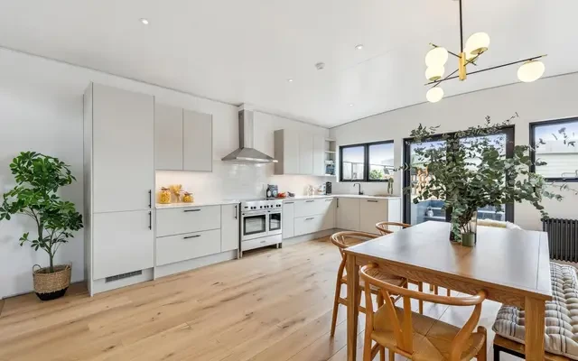 Cheyne Walk, London, SW10 0DG 1