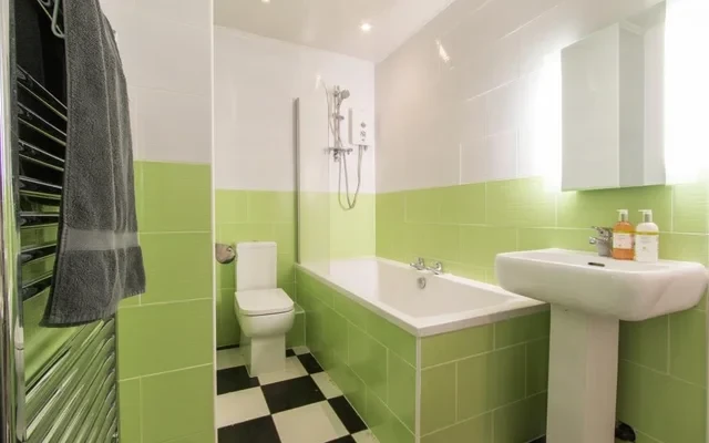 Flat 2, 17 Ladybarn Road - Manchester student accommodation - 6 Beds 2 baths