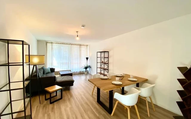 'Britta' modernes geraeumiges Apartment in Friedrichshain 0