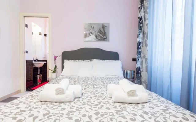 Elegant Three-Room Apartment in Central Rome 1