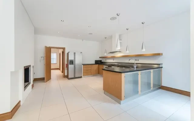 King Henry Row, Broomhouse Road, Fulham, London, SW6 3QU 2