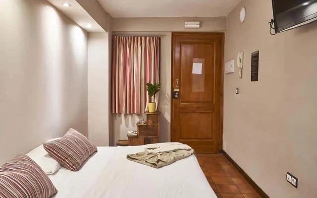 Guardia DW2-903 · Comfy studio steps from Ramblas 2