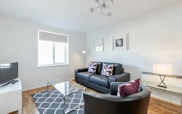 Kingston upon Thames, KT2 5AQ 4
