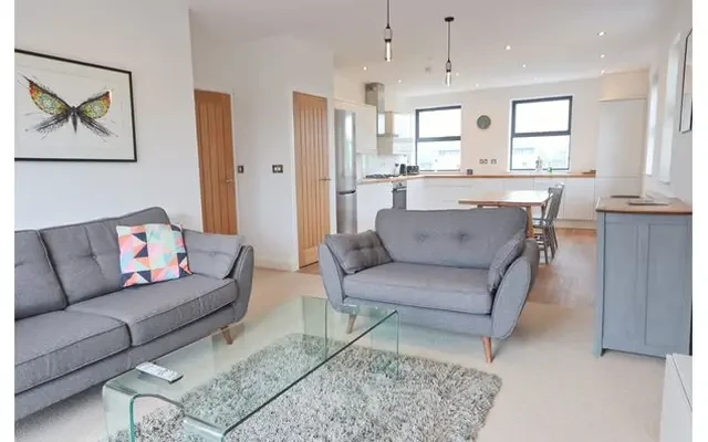 Coronation Road, BS3 1FD 3