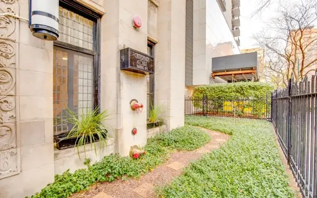 Canterbury Court Apartments - Chicago student accommodation - Patio