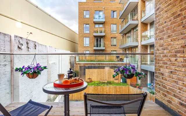 apartment in Limehouse 0