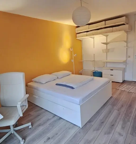 Cozy private room in a 2-bedroom apartment located in front of Kraaiennest Metro Station
