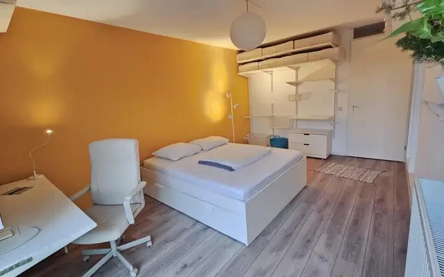 Cozy private room in a 2-bedroom apartment located in front of Kraaiennest Metro Station 1