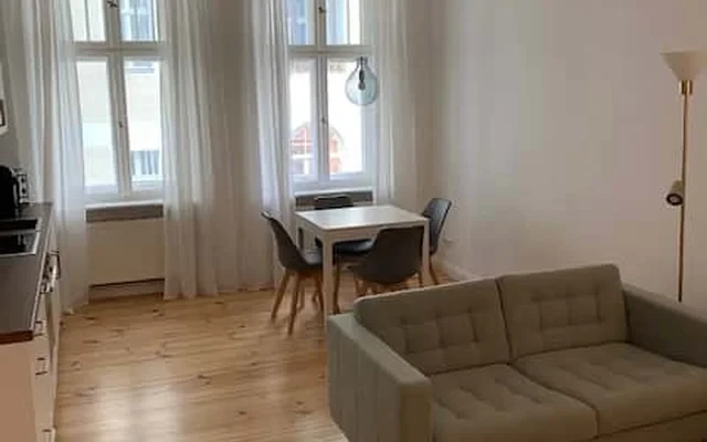 Umfassend modernisierte 3-Zimmer Altbau-Wohnung mit Balkon 1