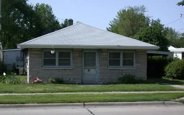109 W. Church St., Savoy, IL 61874 1